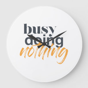 Modern, trendy, urban design of Busy Doing Nothing Große Wanduhr