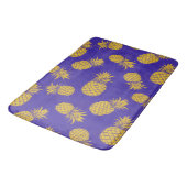 Modern Tropical Pineapple Watercolor Badematte (Schrägansicht)