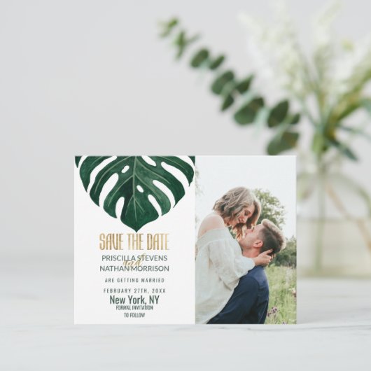 Modern Tropical Swiss Cheese Leaf Gold Rett Datum Postkarte (Stehend Vorderseite)