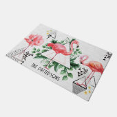 Modern tropischer Flamingo Geometric Familienname Fußmatte (Schrägansicht)