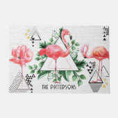 Modern tropischer Flamingo Geometric Familienname Fußmatte (Vorderseite)