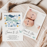 Modern Twins Foto Sea Creatures Boys 1st Birthday Einladung<br><div class="desc">Modern Twins Foto Sea Creatures Boys 1st Birthday Einladung Niedlich und modern in Stil Jungen Zwillinge unter dem Meeresthema erste Geburtstagseinladung mit verschiedenen niedlichen Meereslebewesen. Diese unter dem Meer oder auf der Ozean themenbezogene Geburtstagseinladung beinhaltet einen Wal, Hai, Delphin und vieles mehr und hat ein Foto auf der Rückseite. Kann...</div>