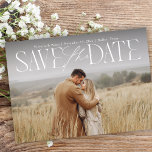 Modern Type Calligraphy Script Overlay Foto Gerett Save The Date<br><div class="desc">Dieses moderne,  elegante Kalligraphie-Skript-Overlay-Foto verfügt Save the Date über eine moderne typografische Paarung von Kalligrafieschrift und eine einzigartige Serife. Ihr Verlobung Foto nimmt die Bühne in den Mittelpunkt auf diesem schönen Save the Date.</div>