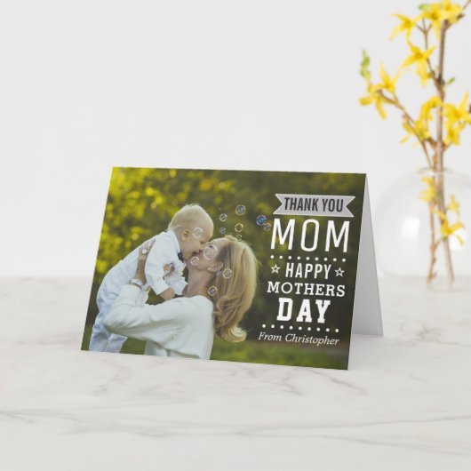 Modern Typografie Overlay Happy Mother's Day Foto Karte (Gelbe Blume)