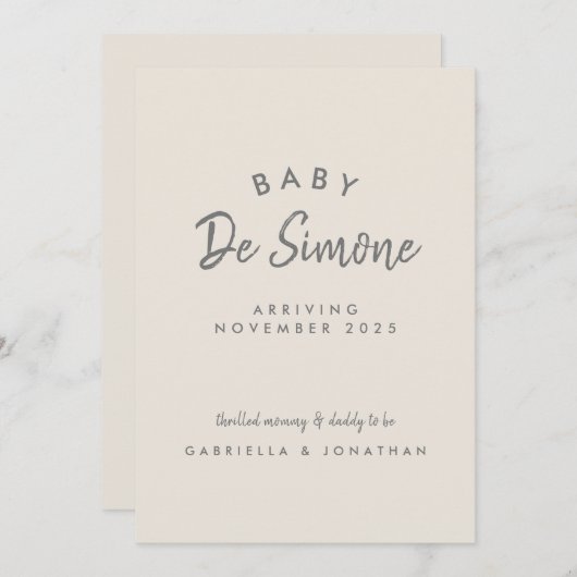 Modern Typography Beige Pregnancy Ankündigung (Vorne/Hinten)