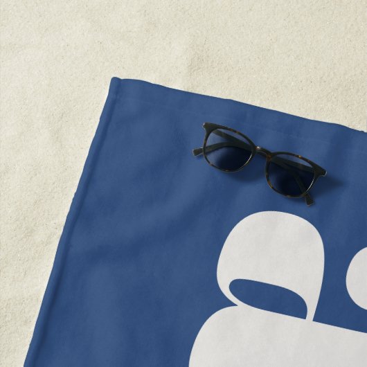 Modern Typography Personalized Name Summer Blue Strandtuch (Beispiel)