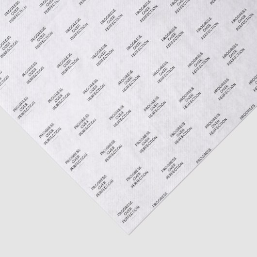 Modern typography progress over perfection text seidenpapier (Ausschnitt)