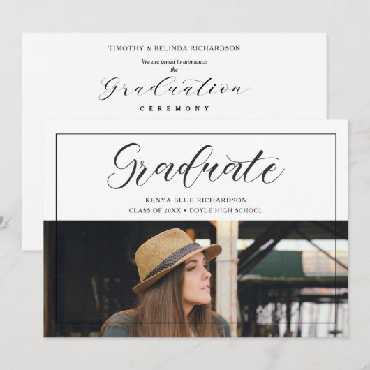 Modern Typography Script Photo Graduate Graduation Einladung (Vorne/Hinten)