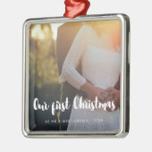 Modern Unser erstes Weihnachtspaar Foto Ornament Aus Metall (Links)
