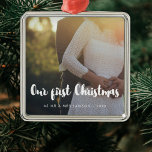 Modern Unser erstes Weihnachtspaar Foto Ornament Aus Metall<br><div class="desc">Eine moderne Typografie für diese Foto-Ziersammlung. So passen Sie sich an Ihr Lieblingsbild an. Sie können die Farbe des Schriftartes auch ganz nach Ihren Wünschen ändern.</div>
