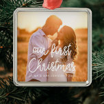 Modern Unser erstes Weihnachtspaar Foto Ornament Aus Metall<br><div class="desc">Eine moderne Typografie für diese Foto-Ziersammlung. So passen Sie sich an Ihr Lieblingsbild an. Sie können die Farbe des Schriftartes auch ganz nach Ihren Wünschen ändern.</div>