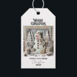 Modern Vintage Christmas Snowman Geschenkanhänger<br><div class="desc">Geben Sie Ihren Geschenken eine festliche, nostalgische Touch mit diesen modernen Weihnachtsweihnachtsmarken. Mit einem charmanten Snowman-Design und einer Mischung aus Retro-Stil und modernem Flair sind diese Anhänger perfekt, um Ihrem Weihnachtsgebäck ein fröhliches und gemütliches Ambiente zu verleihen. Personalisieren Sie mit Ihrem Namen oder einer kurzen Nachricht, damit sich jedes Geschenk...</div>