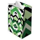 Modern Wasabi Green Block Chevron Design GIft Mittlere Geschenktüte (Rückseite Schrägansicht)