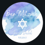 Modern Watercolor Blue Star Bat Bar Mitzvah Runder Aufkleber<br><div class="desc">Fügen Sie diese wunderschönen kleinen Umschlag Aufkleber Siegel Jüdischen Bat oder Bar Mitzvah (Anruf an die Tora) zu Ihren Einladungen, Umschläge, Dankeschön-Karten oder andere Artikel wie Dankeschön Geschenke oder Gefallen. Für Junge oder Mädchen. Moderne, trendige, weiße Skripte Kalligrafie Buchstaben Design. Aquarellfarben in Blau, aquamarin, Türkis, violett. Sie werden sicherlich alle...</div>