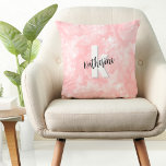 Modern Watercolor Pink Monogram Kissen<br><div class="desc">Eine weiche, rosa Aquarellwand bietet die Leinwand für ein niedliches und zeitgenössisches Monogramm-Kissen mit Initialen und Namen. Die Schwarz-Weiß-Farbpalette des Monogrammes, bestehend aus modernen Schriftart, die mit einem Script-Schriftart vermischt sind, verleiht dem Programm einen schlichten und dennoch lustigen Charme. Ob Sie Ihren Vornamen oder Vornamen gewollt haben, hängt von Ihnen...</div>