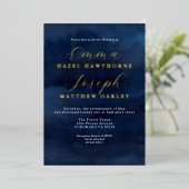 Modern Wave abstrakte goldene Hochzeit Mitternacht Folieneinladung (Stehend vorne)