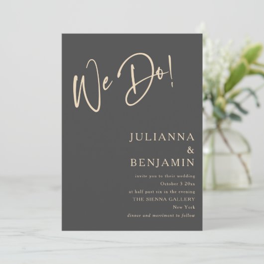 Modern We Do Elegant Charcoal Black Beige Wedding Einladung (Stehend Vorderseite)