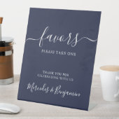 Modern Wedding Favors Personalized Navy Blue Sockelschild (In Situ)