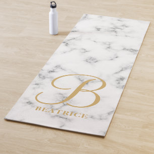 Modern weißer Marmor Goldtypografie Name Monogram Yogamatte