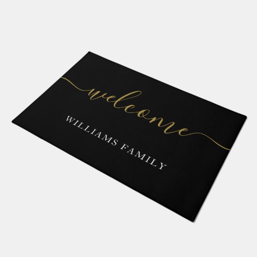 Modern Welcome Black Gold Script Familienname Fußmatte (Schrägansicht)
