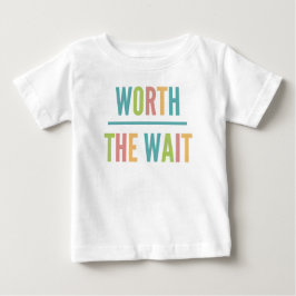 Modern wert die Wartezeit - Adoption, neues Baby Baby T-shirt