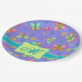 Modern Whimsy Butterfets Lila Lavendel Monogram Pappteller (Schrägansicht)
