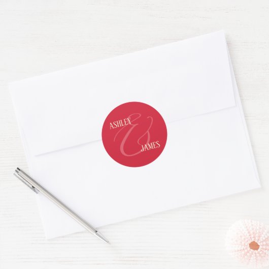 Modern Whimsy Red Ampersand Wedding Monogram Runder Aufkleber (Umschlag)