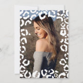 Modern White Coral Cheetah Leopard Sweet 16 Foto Einladung (Rückseite)