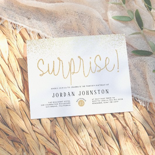 Modern White & Gold Überraschung Geburtstagsparty Einladungspostkarte