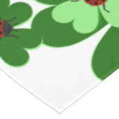 Modern White, Green, Red Ladybug Insect & Clover Tischdecke (Schrägansicht)