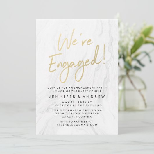 Modern White Marble Gold Script | Engagement Einladung (Stehend Vorderseite)