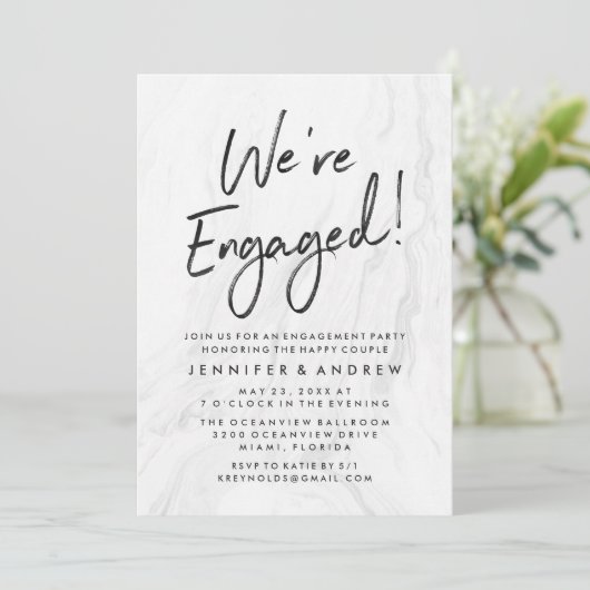 Modern White Marble Script | Engagement Einladung (Stehend Vorderseite)