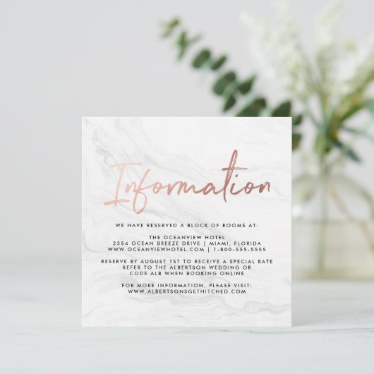 Modern White Marble Script | Hochzeitsinformatione Einladung (Stehend Vorderseite)