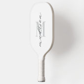Modern White Minimalistisch Script Monogram Pickleball Schläger (Links)