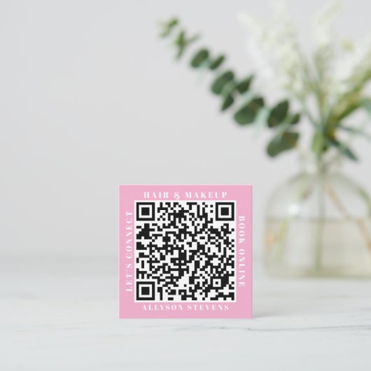 Modern White on Pink Bold QR Code Hair & Makeup Quadratische Visitenkarte (Stehend Vorderseite)