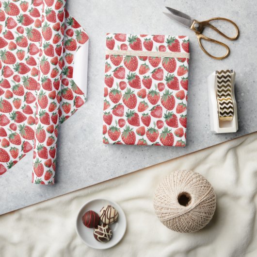 Modern White & Red Strawberry Geschenkpapier (Kunsthandwerk)