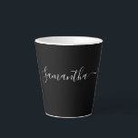 Modern White Script Typografy Name on Black Milchtasse<br><div class="desc">Eine moderne Tasse mit angesagten Schriftzeichen mit weißem Schriftzeichen auf schwarz. Wenn Sie es vorziehen,  aus vielen anderen Schriften zu wählen,  indem Sie auf "weiter anpassen" klicken und das Schriftart-Menü in unserem Design-Tool benutzen.</div>