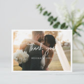 Modern White Script Wedding Foto Kleines Danke (Stehend Vorderseite)