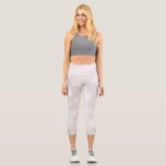 Modern White Silver Bokeh Girly Capri Leggings<br><div class="desc">Ein mädchenhaftes und cooles feminin Modernes,  Abstrakt-weißes Buch-Effekt Capri Hosen Design. Perfekt,  um trendig und mädchenhaft auf Ihrem Yoga-Kurs oder in jedem Sport zu sein!</div>