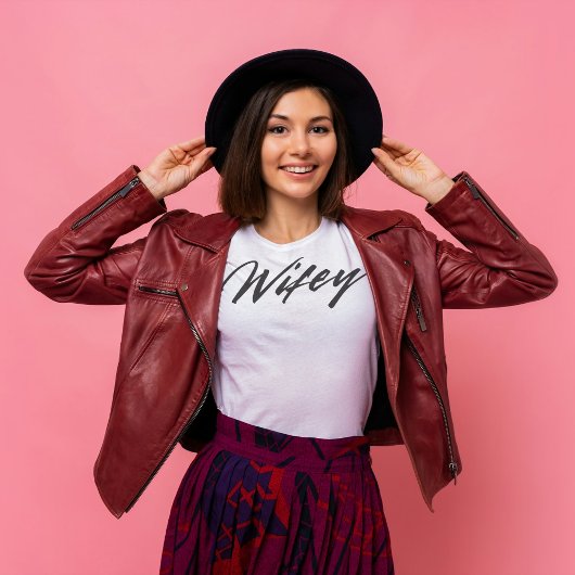Modern Wifey Einfache Schwarzweiß-Schrift T-Shirt