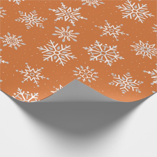 Modern Winter Snowflakes Weihnachten Orange Feiert Geschenkpapier (Ecke)