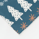Modern Winter Weihnachtsbaum Muster Monogram Blue Fleecedecke (Ecke)