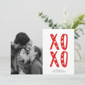Modern XOXO Red Valentine’s Day Photo Card Einladung (Stehend Vorderseite)