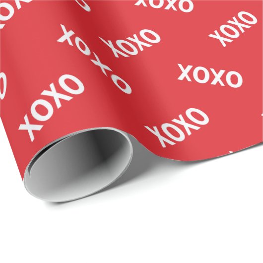 Modern XOXO Red & White Valentine’s Day Geschenkpapier (Rolleneckpunkt)