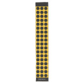 Modern yellow beige &black dots monogram name großer tischläufer (Vorderseite)