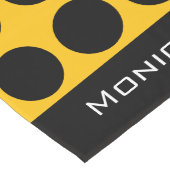 Modern yellow beige &black dots monogram name großer tischläufer (Ecke)