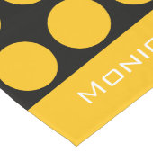 Modern yellow  beige &black dots monogram name großer tischläufer (Ecke)