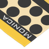 Modern yellow  beige &black dots monogram name kurzer tischläufer (Ecke)