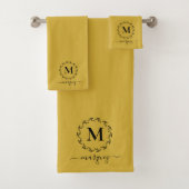 Modern Yellow Black Botanic Wreath Monogram Badhandtuch Set (Insitu)