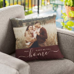 Modern Zuhause Simple Script Foto Sangria Red Kissen<br><div class="desc">"Dieser Ort nennen wir Zuhause" - schnuppern Sie in diesem modernen Kissen auf die Stimmung! Dieses einfache, moderne Foto-Design bietet Ihr Lieblings-Foto über trendige Skriptkalligraphie mit minimalistischer Typografie Lesen DIESES PLACE WE CALL ZUHAUSE. Große Hauswärmung nach dem Einziehen oder ein süßes Geschenk für den Valentinstag. Das ist die dunkelrote Sangria-Version....</div>